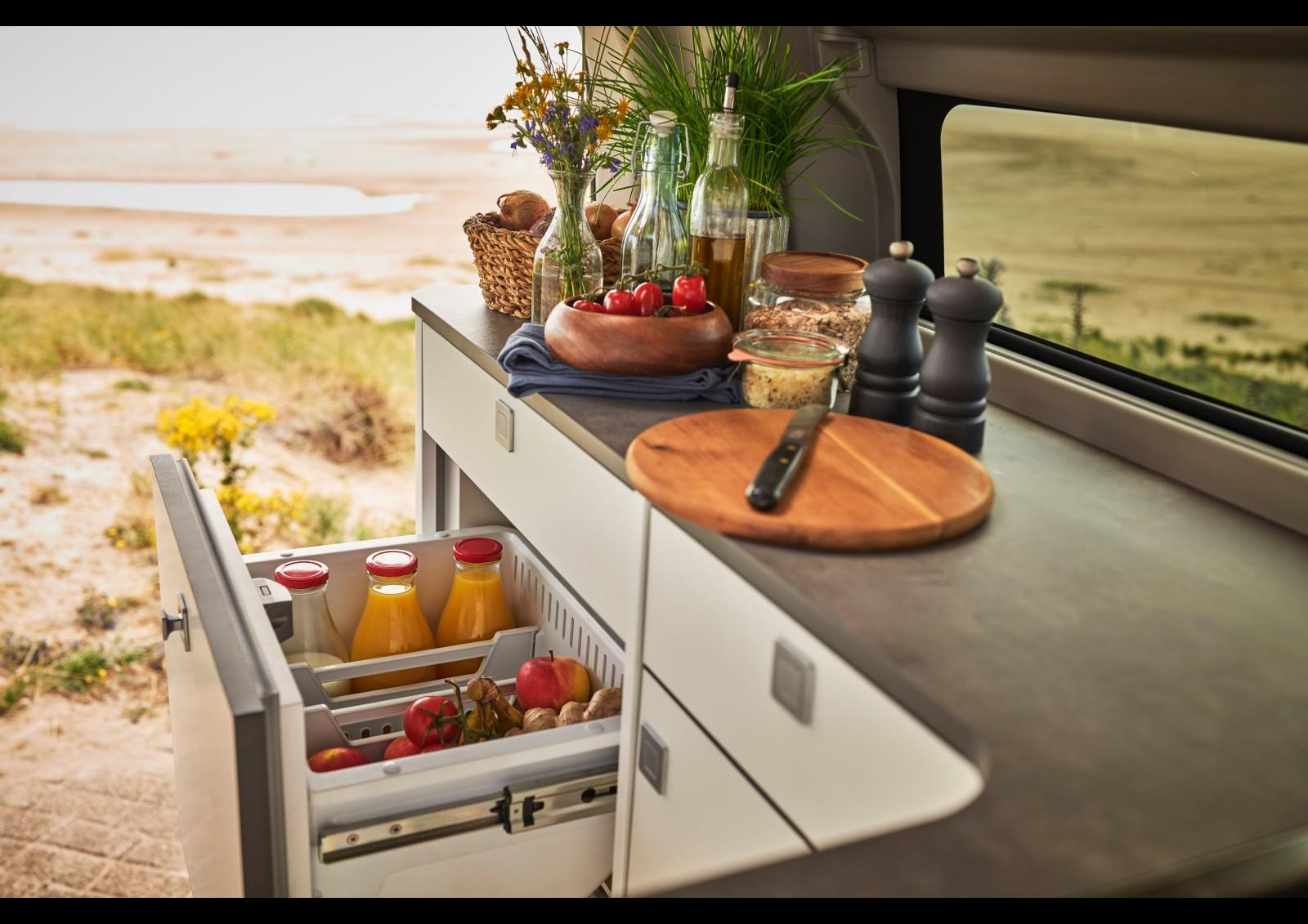 Le réfrigérateur, auparavant incrusté dans le plan de travail en cuisine, descend d'un étage et s'incorpore dans un tiroir du meuble. Photo © Ford