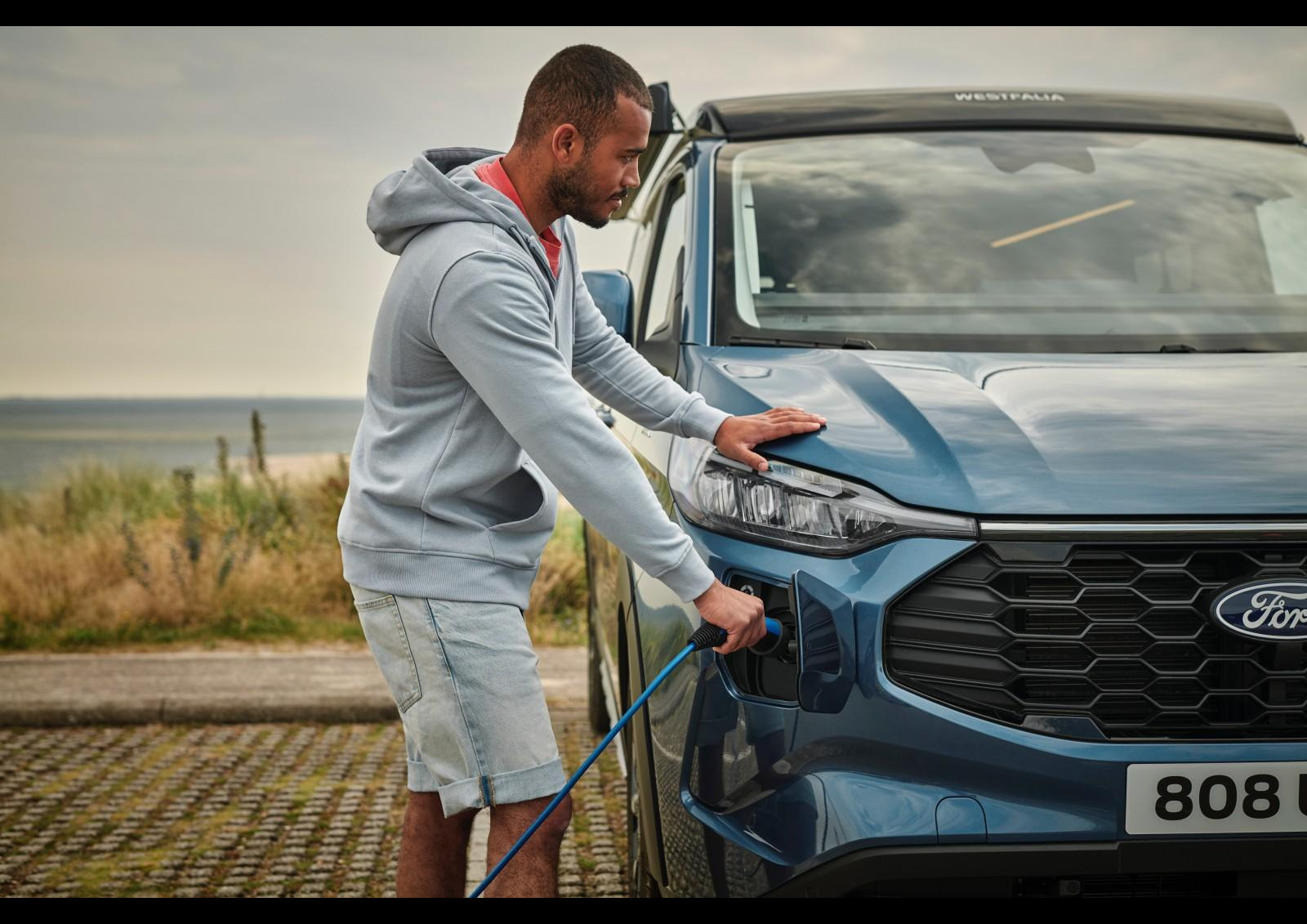 Le mini-van Ford est pour la première fois éligible à la motorisation PHEV (hybride rechargeable). Photo © Ford