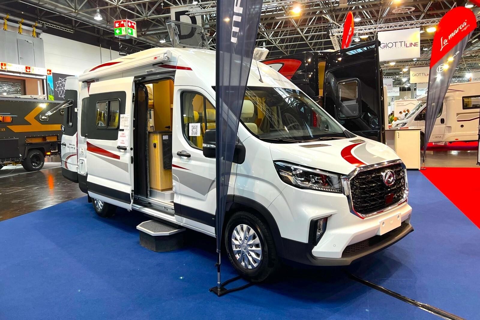 Long de 5,94m, ce fourgon Maxus Deliver 9 ressemble à s’y méprendre au Ford Transit (museau et inclinaison du pare-brise).