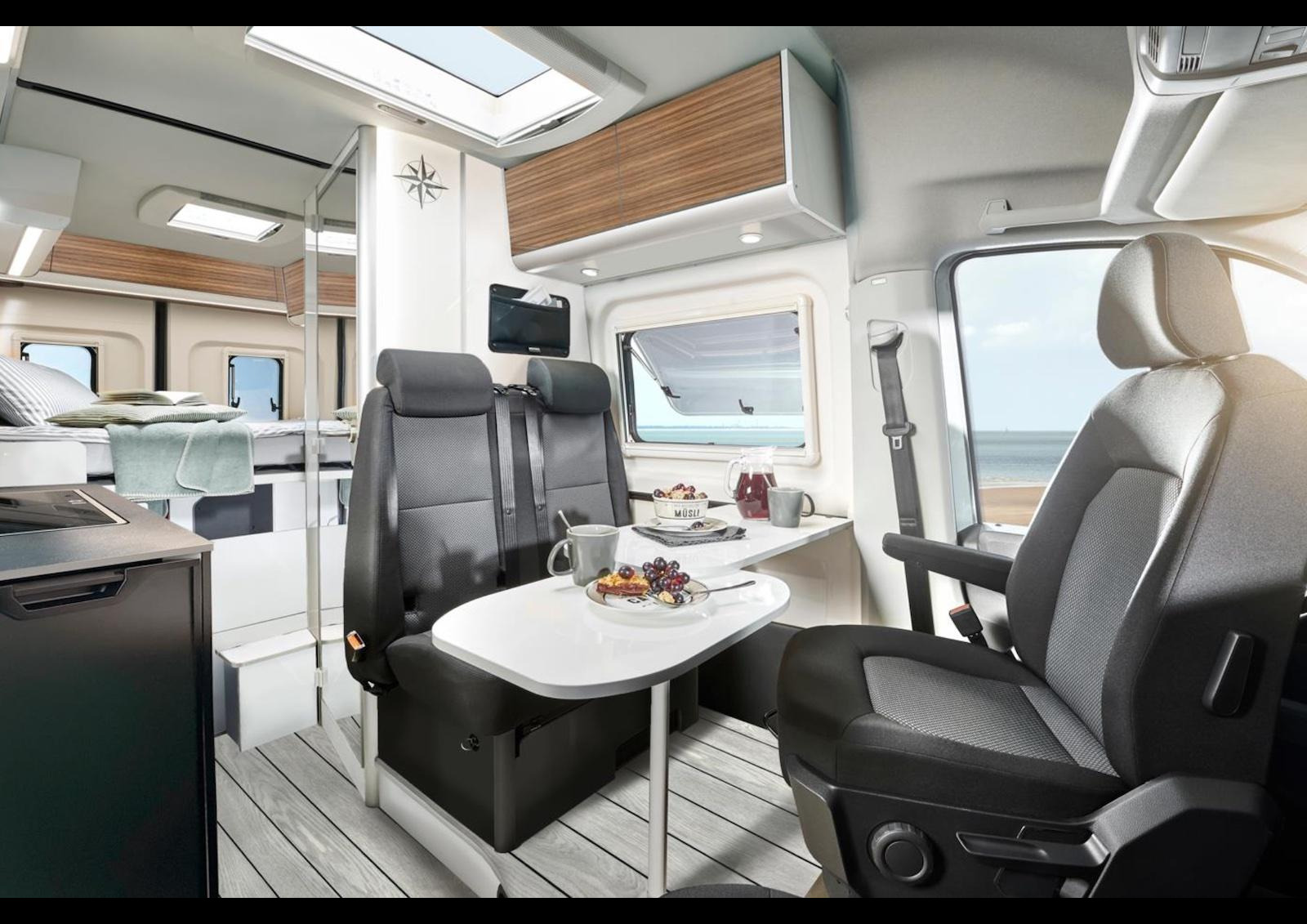 La nouvelle ambiance intérieure joue la carte de la clarté et des contrastes élégants.