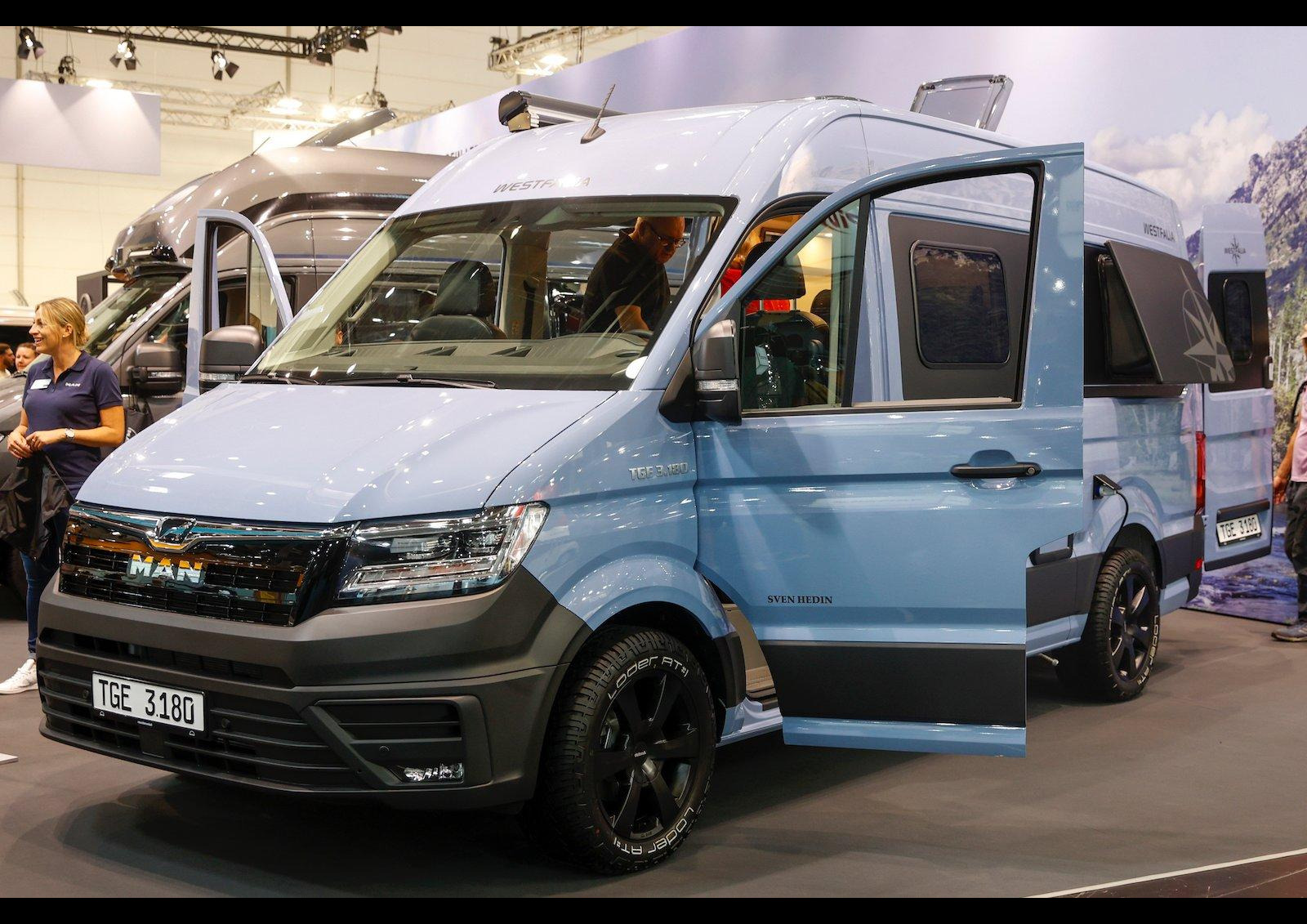 La partie arrière peut être élargie au moyen d'une fenêtre "pop-out", permettant de dormir dans un couchage de 2 m de long. Photo © Messe Düsseldorf / ctillmann