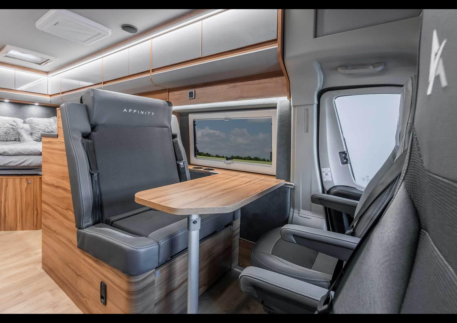 Dans le salon de l'Affinity One, la banquette est transformable en lits superposés.