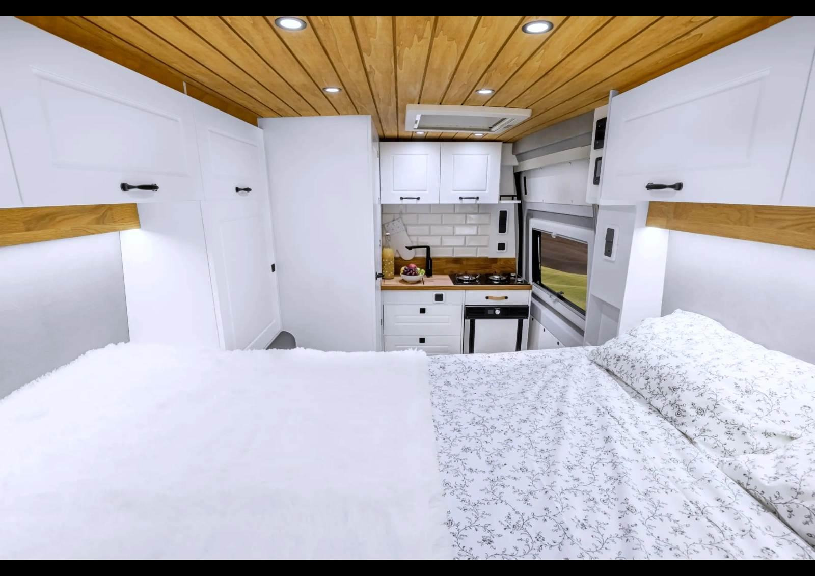Semblable aux fourgons auto-aménagés, le Freedom ne dispose pas d'accès intérieur entre la cabine et l'habitacle.