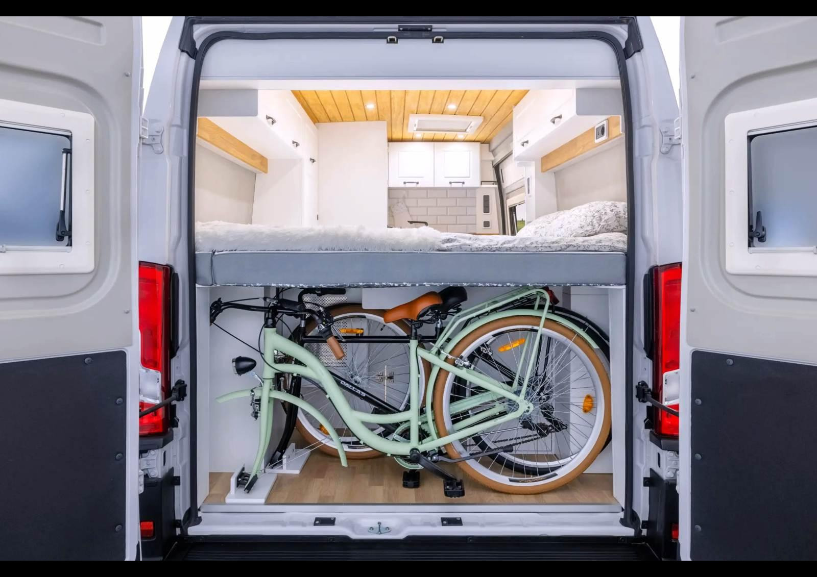 Malgré la compacité du Freedom 541, les rangements ne sont pas en reste, la soute peut accueillir deux vélos.
