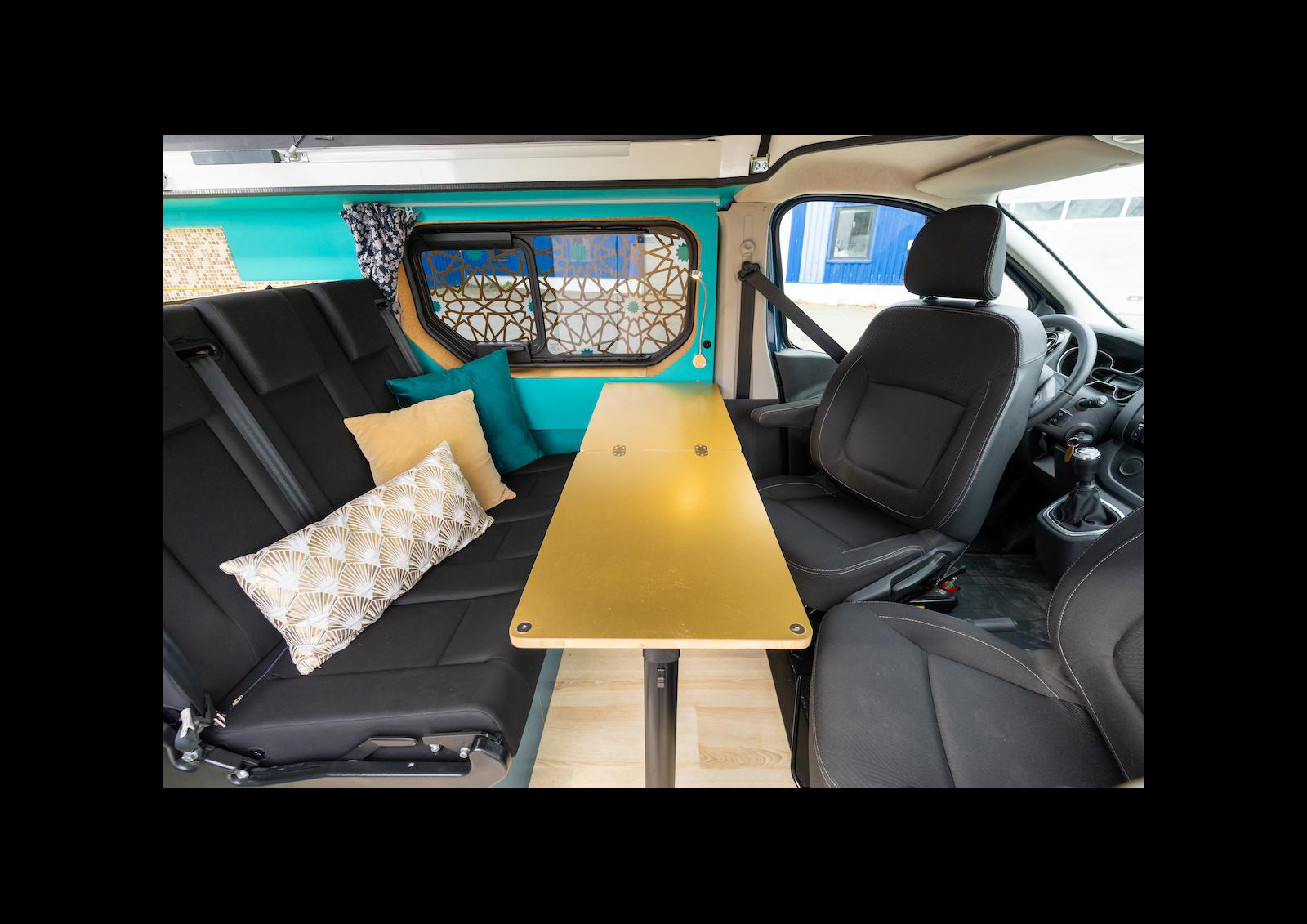 Le Tiny 5 offre 5 places route + 5 couchages (dont 1 pour un enfant) via sa banquette 3 places convertible en lit et sa mezzanine sous toit relevable. © Loris Marie