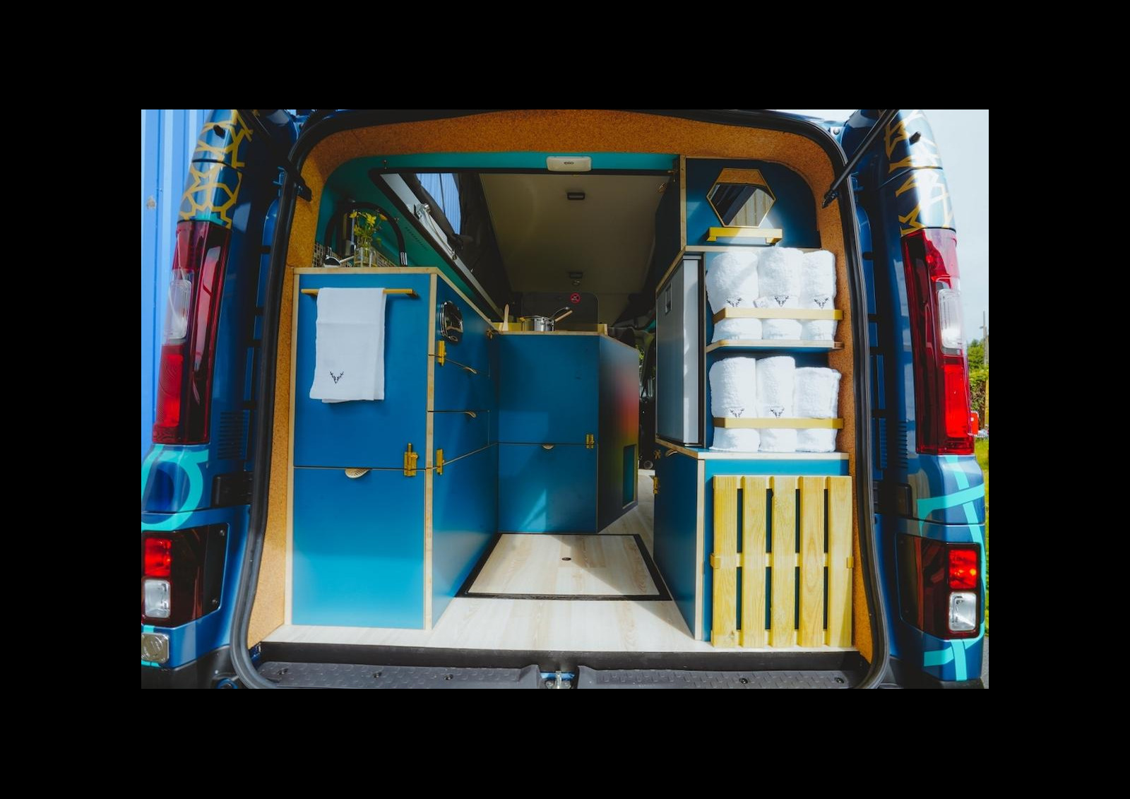 Douche, WC, cuisine, lits, rangements nombreux & variés... Le Tiny 5 aménagé par la branche Conversion de Carriage RV dispose de toutes les commodités à bord. Un van 5 étoiles ! © Voilacam