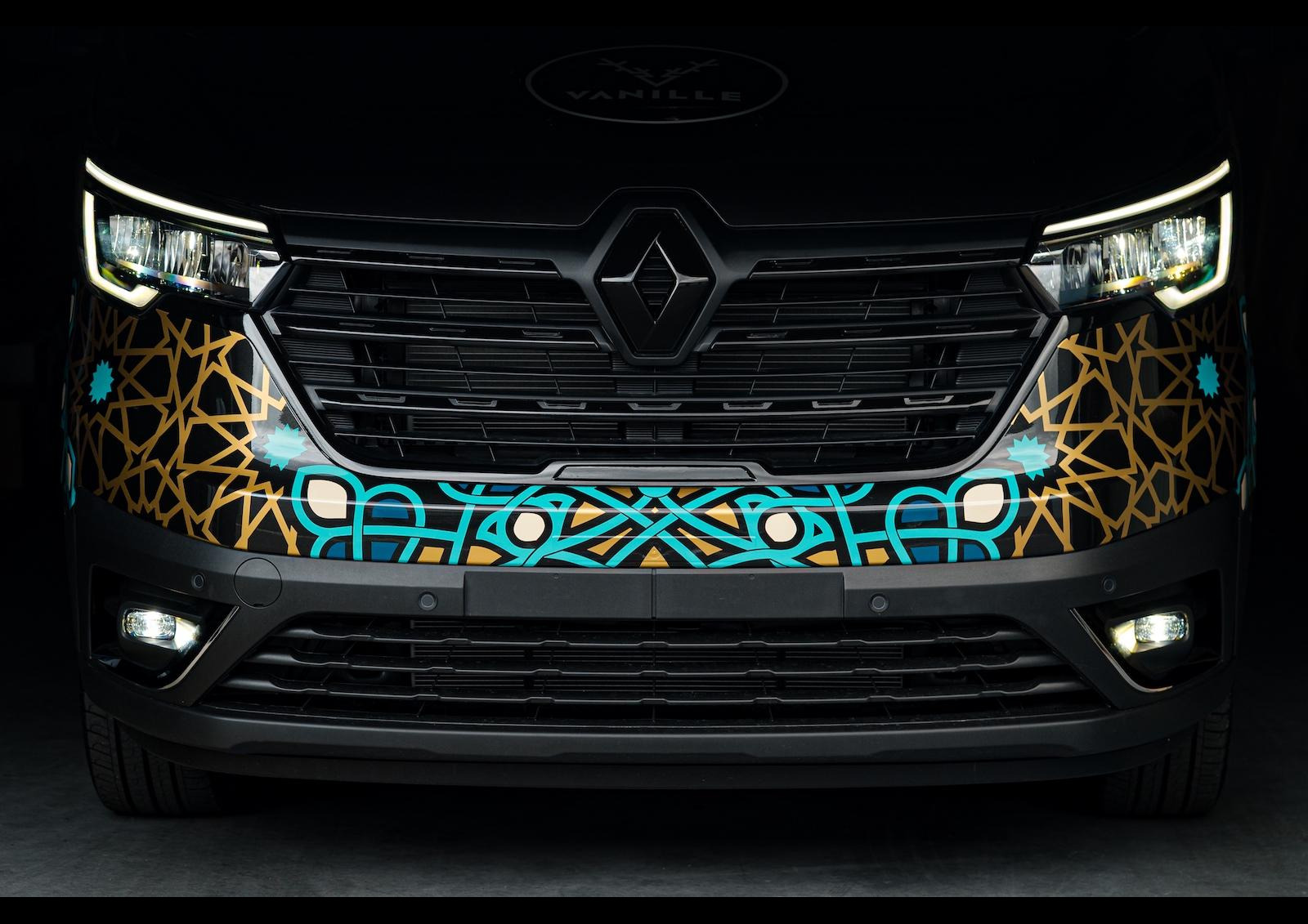 Le stickage coloré se prolonge jusque sur la face avant et vient souligner la calandre "full-black". © Adrien Boscher