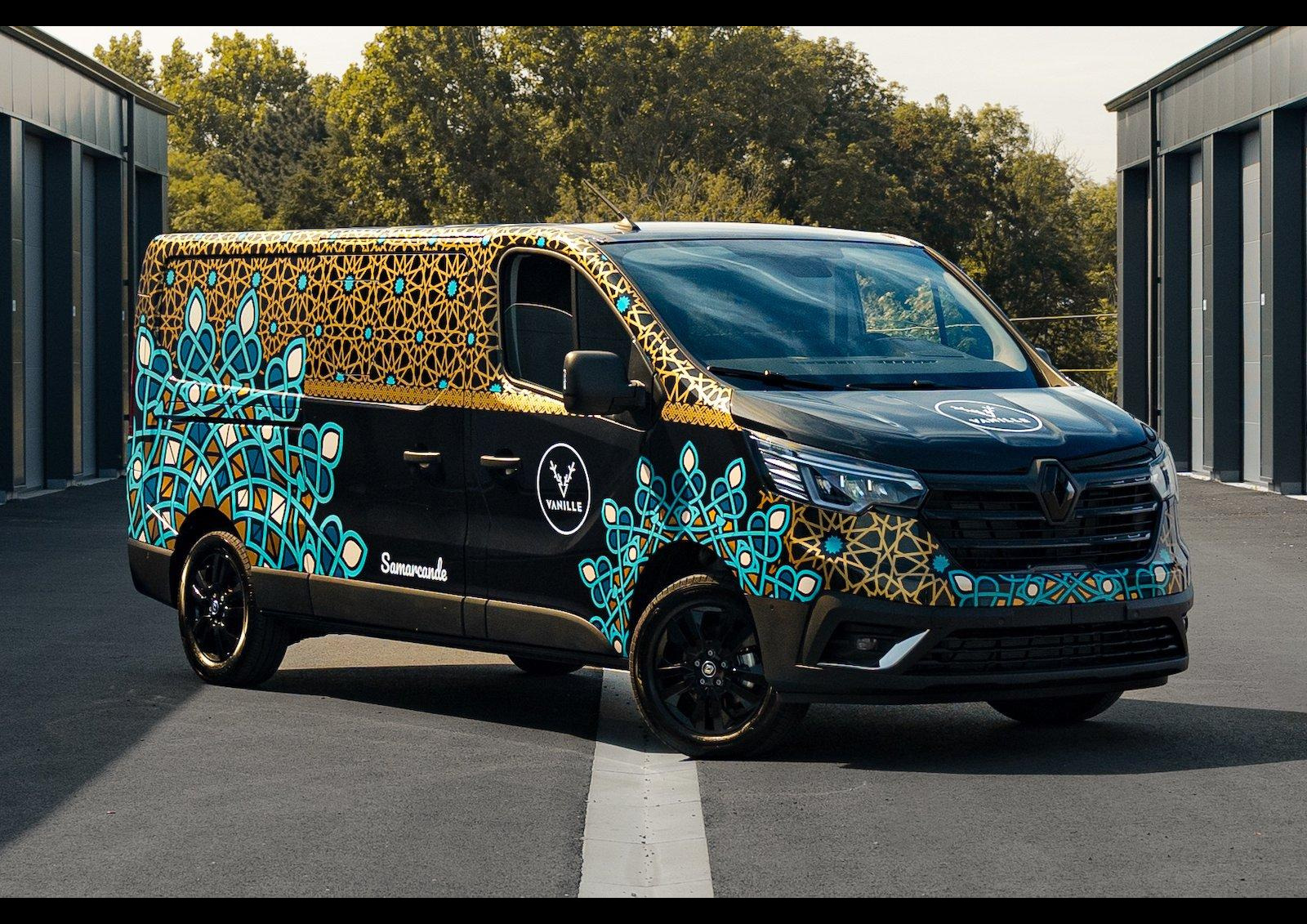 La signature Vanille ? C'est d'abord une carrosserie noire vitaminée par une sérigraphie très graphique, mélange d'ornements et de motifs géométriques. Le toit relevable n'est ici pas visible, mais il sera bien inclus de série. © Adrien Boscher