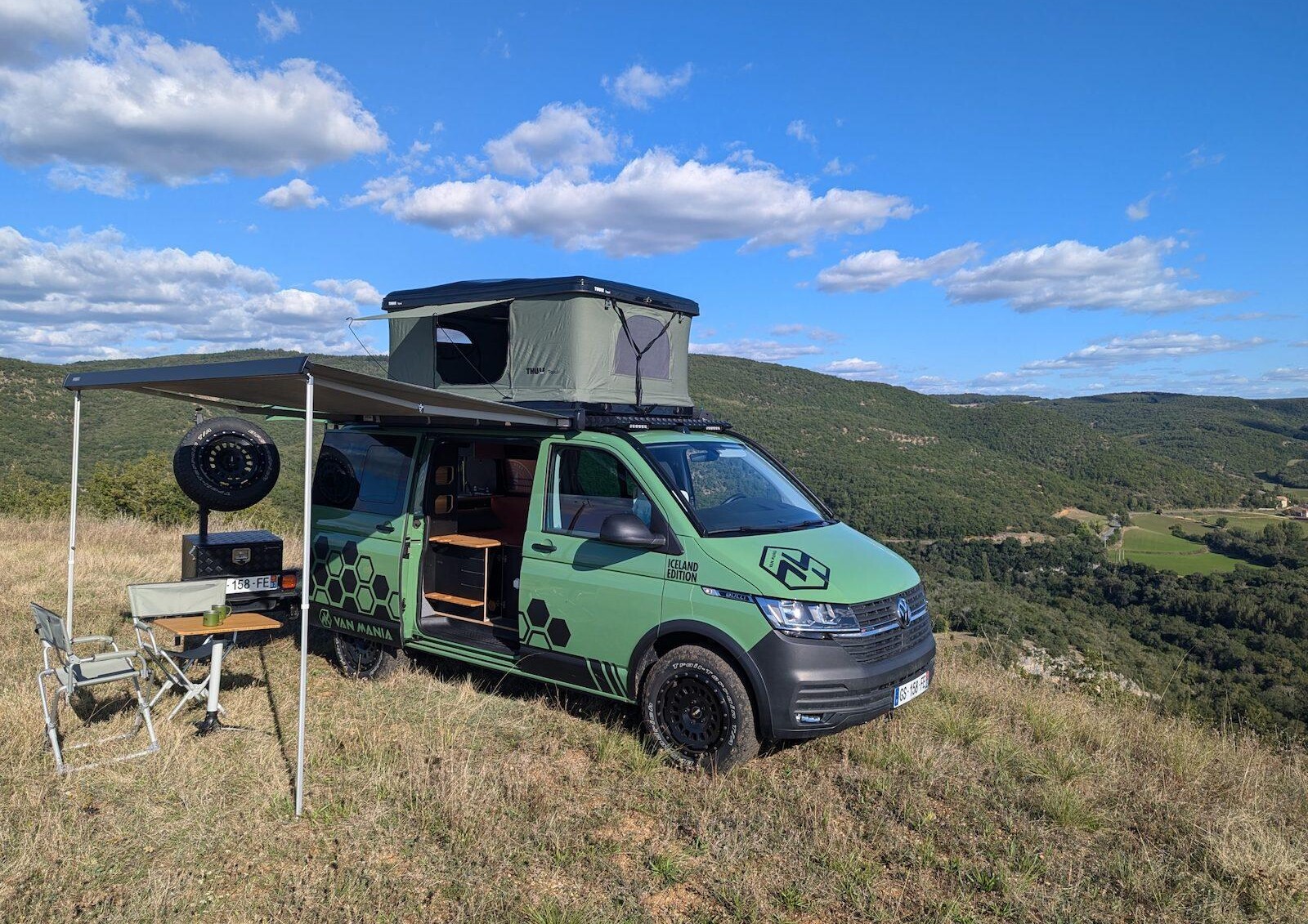 Pas de toit relevable, mais une tente de toit Thule.