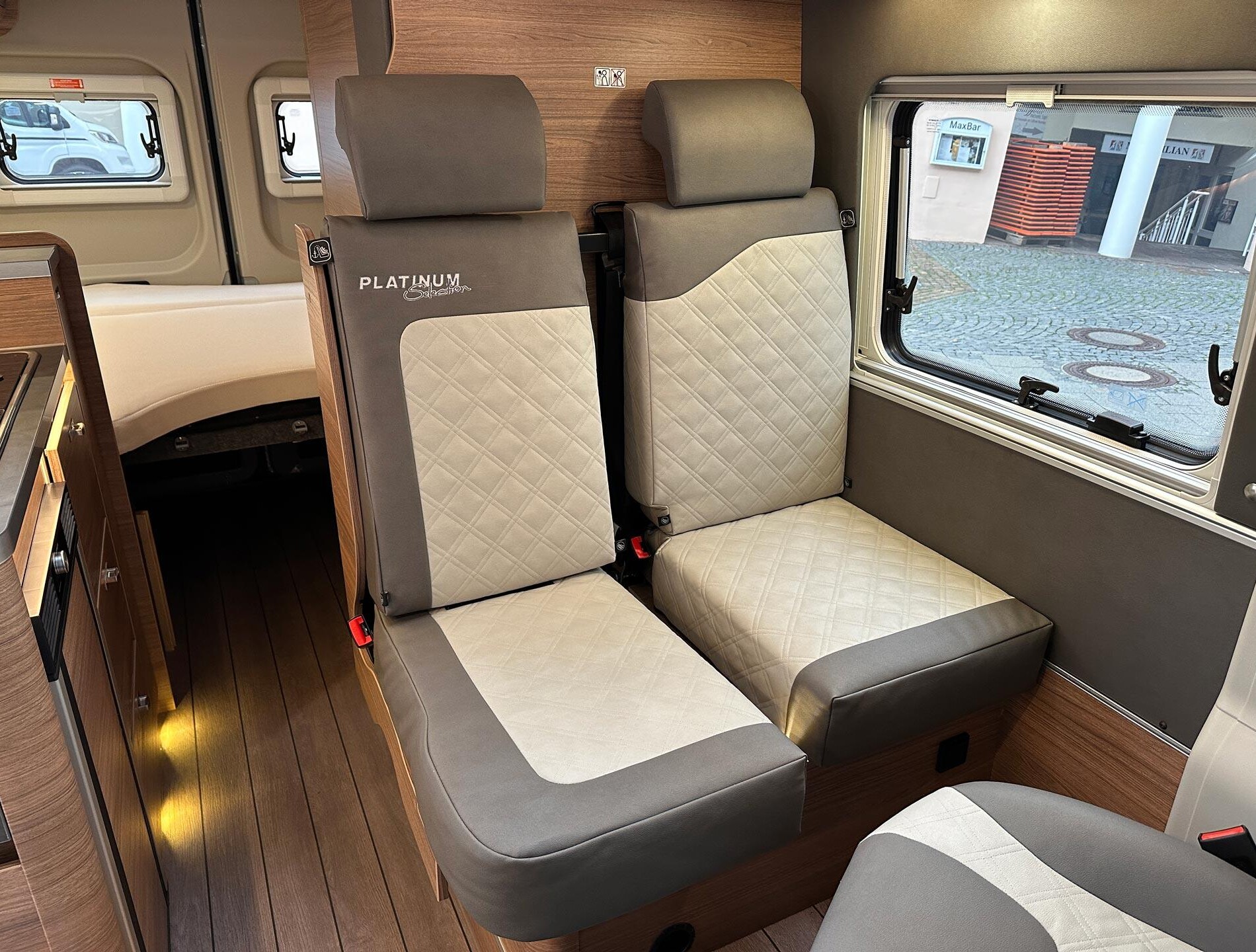 Banquette réglable en largeur et en profondeur.