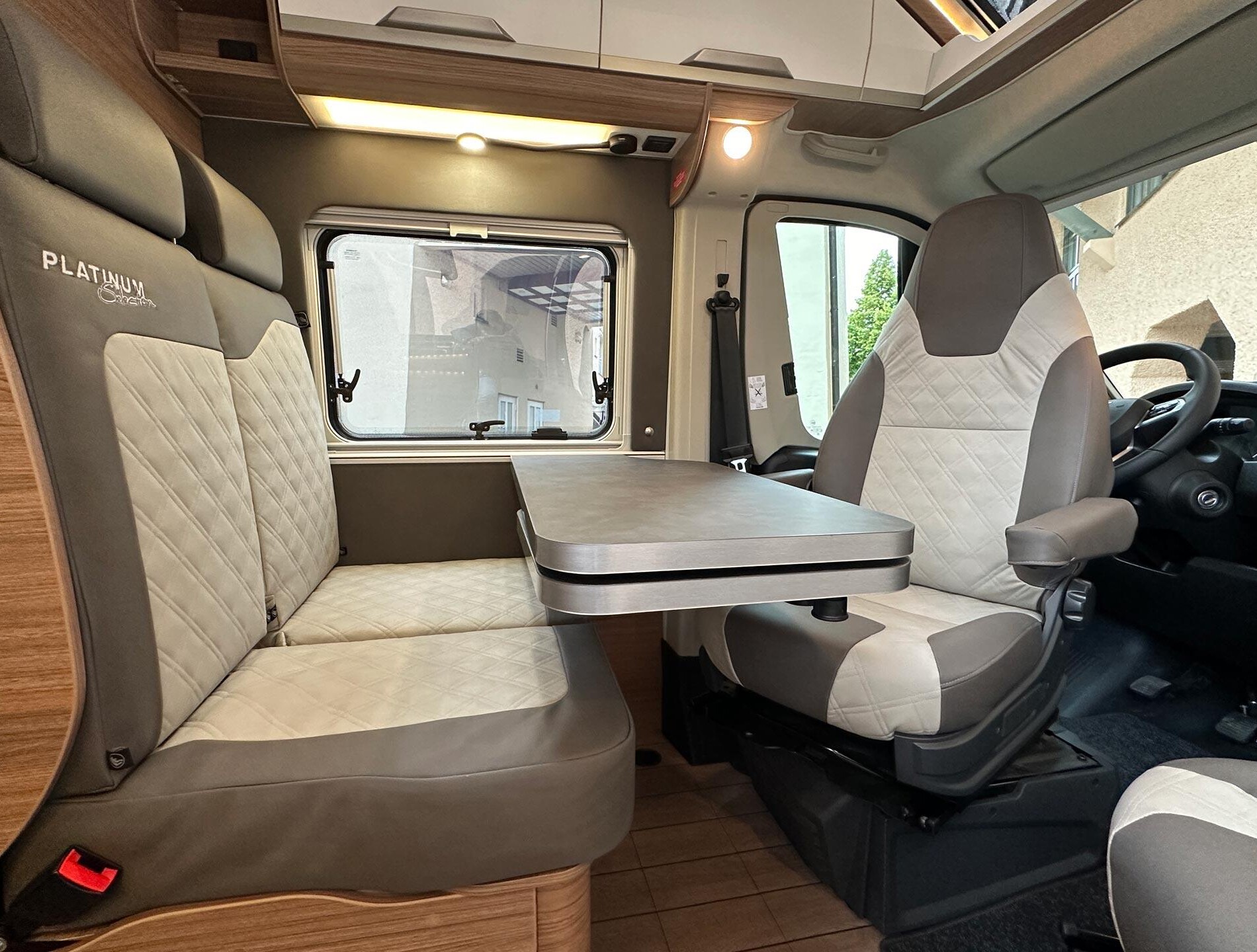 Table de dînette suspendue.