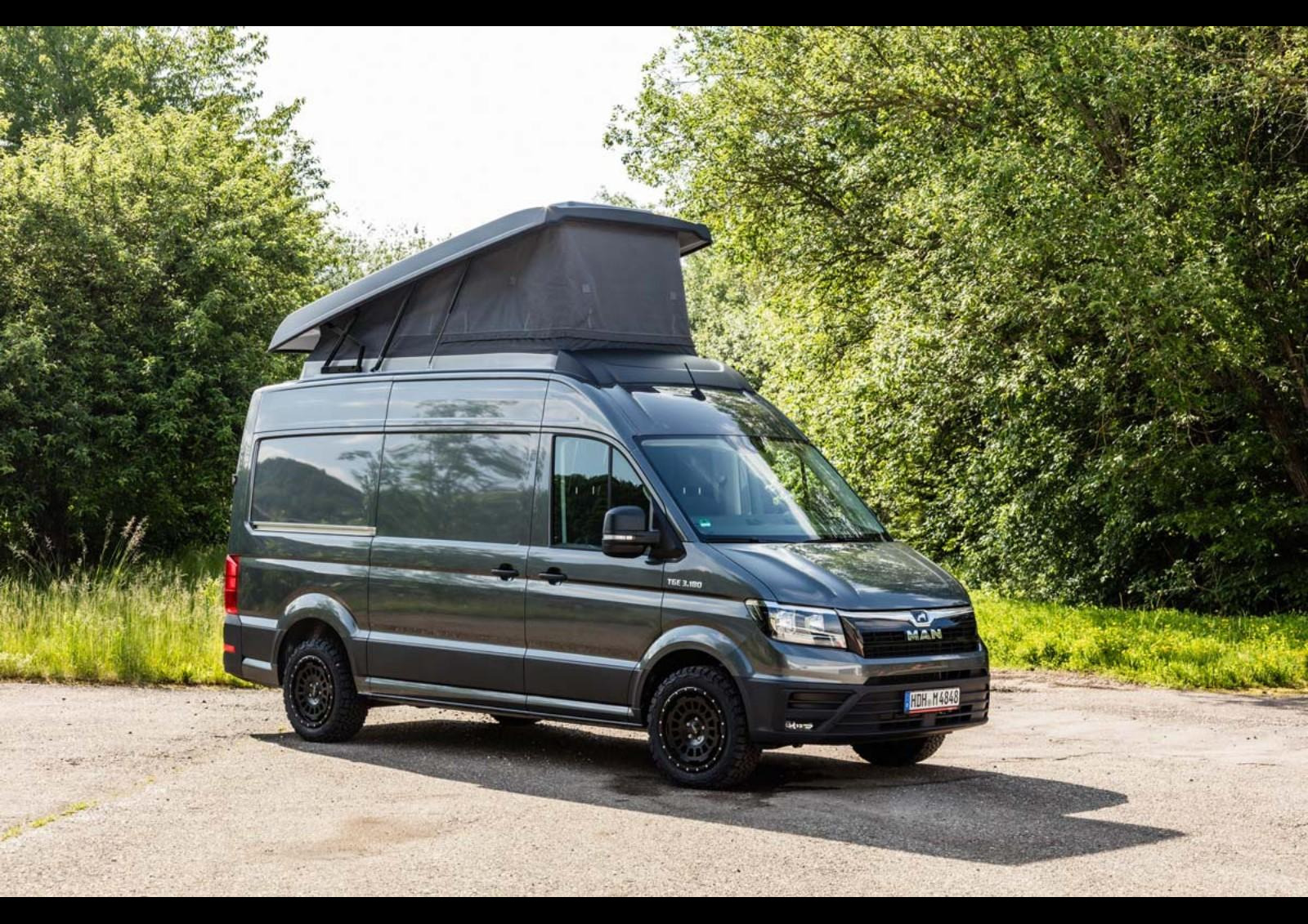 De série, le nouveau toit pour MAN TGE / VW Crafter intègre des éclairages au niveau de la coque de toit et du sommier ainsi qu'un petit lanterneau. Des particularités que l'on retrouvera également sur le nouveau toit pour Ford Transit 2T.