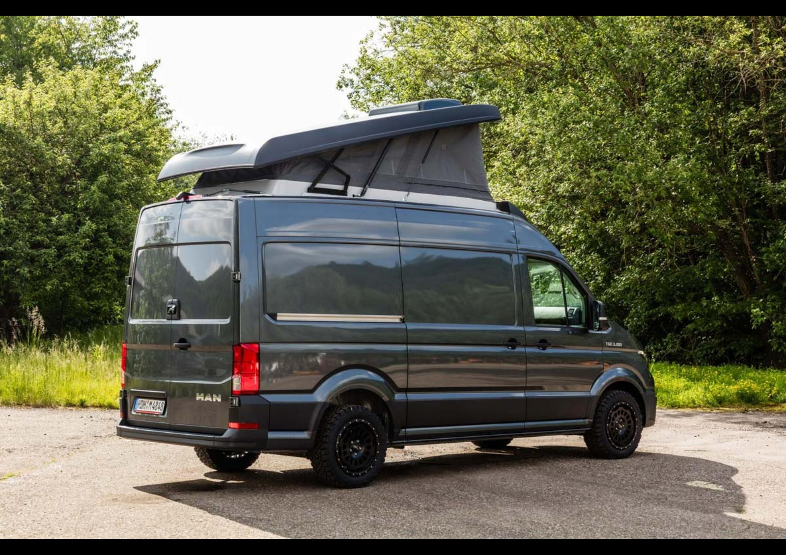 En option, sur les VW Crafter et MAN TGE, le toit est disponible avec ouverture / fermeture à commande électrique.