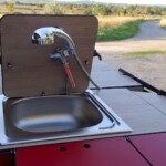 Evier de 40 cm avec douche réglable en hauteur.