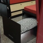 Deux coffres-tiroirs de 75 cm sous la banquette.