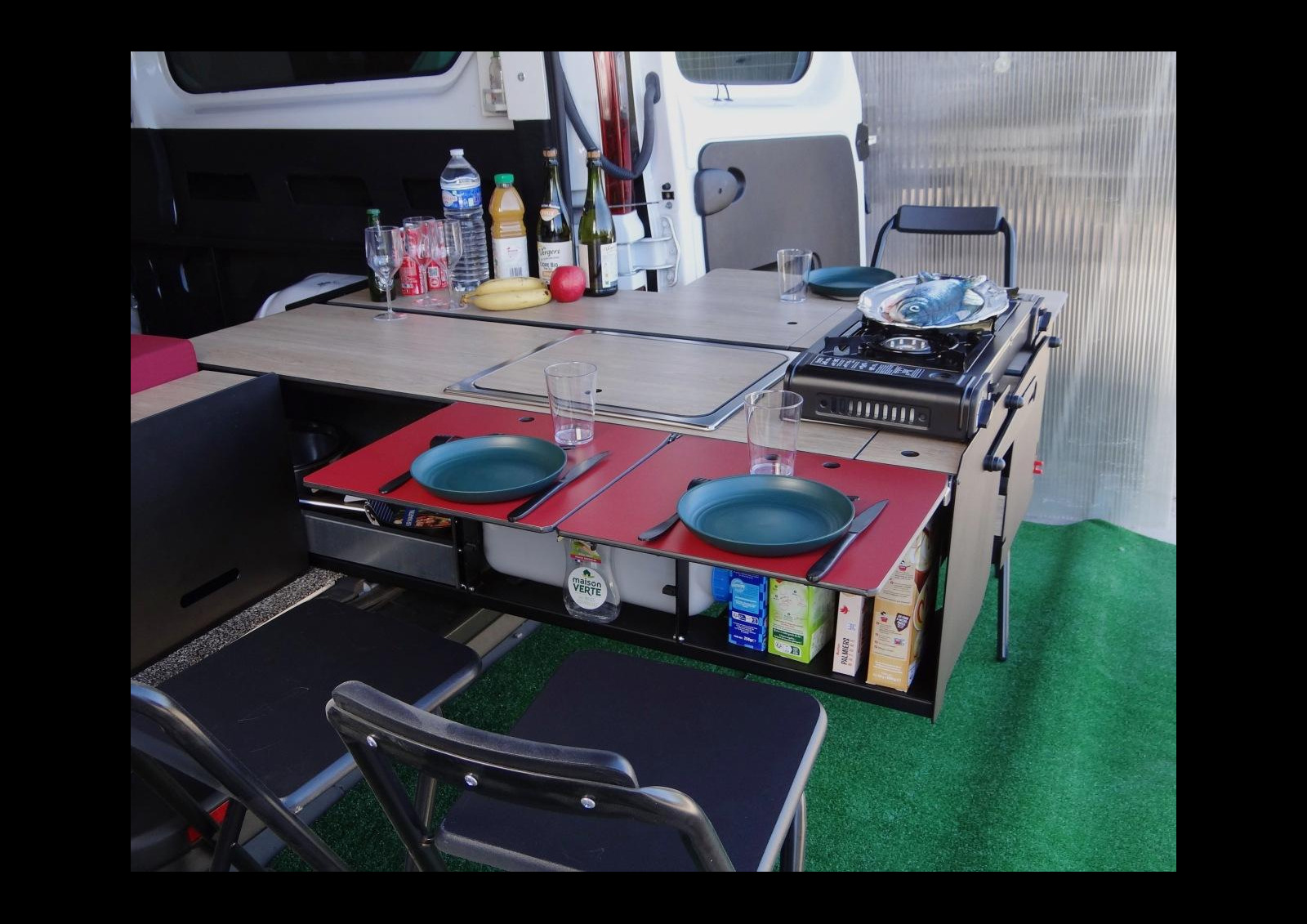 Meuble et table sont solidaires. En moins de 30 secondes, l'ensemble est en place.