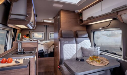 Knaus BoxLife 540 Platinum Selection. Le salon des BoxLife associe table suspendue et banquette passager réglable en largeur et en profondeur. Un vrai plus en termes de confort.