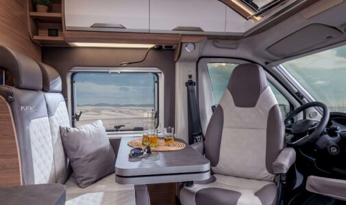 Knaus BoxLife 540 Platinum Selection. Le salon des BoxLife associe table suspendue et banquette passager réglable en largeur et en profondeur. Un vrai plus en termes de confort.