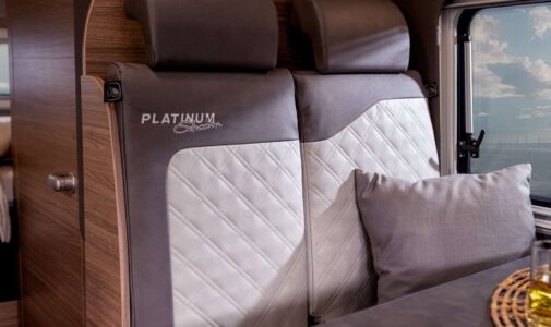 Knaus Boxlife 540 Platinum Selection. Les BoxLife Platinum Selection profitent d'une sellerie bicolore Natural Stone en cuir vegan alternatif.