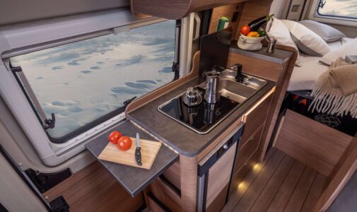 Knaus BoxLife 540 Platinum Selection. La cuisine du BoxLife 540 est équipée d'un réfrigérateur 70 l. Une tablette rabattable vient augmenter la surface de travail disponible.