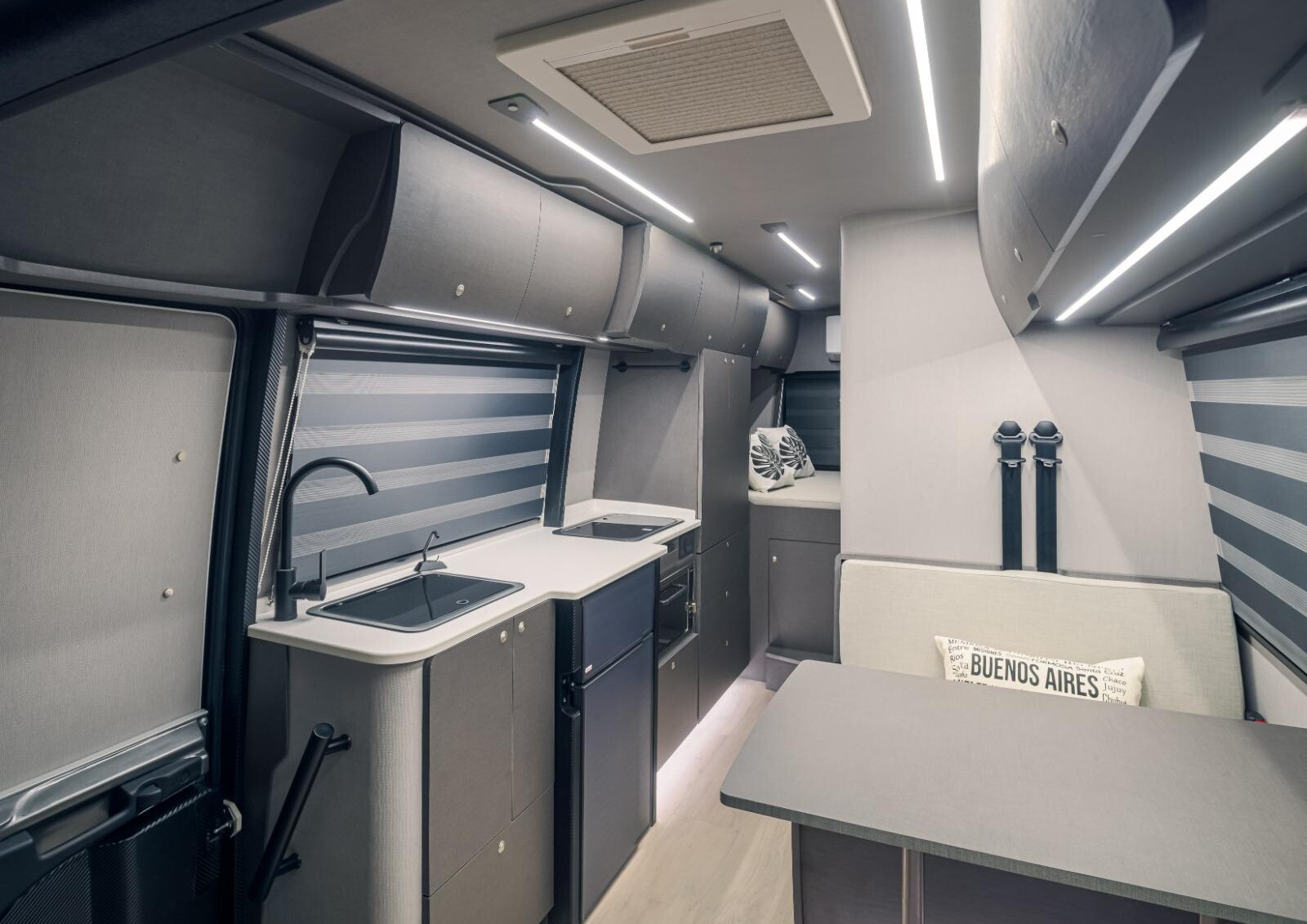 Fourgon le plus étroit du marché, l'habitacle du Sprinter gagne ici de précieux centimètres. De quoi améliorer la circulation et la vie à bord.