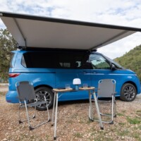 Nouveauté intéressante : le store extérieur peut être installé à la commande à gauche ou à droite du véhicule. Si les rails sont de série des deux côtés, le store est lui en option sur toutes les versions.