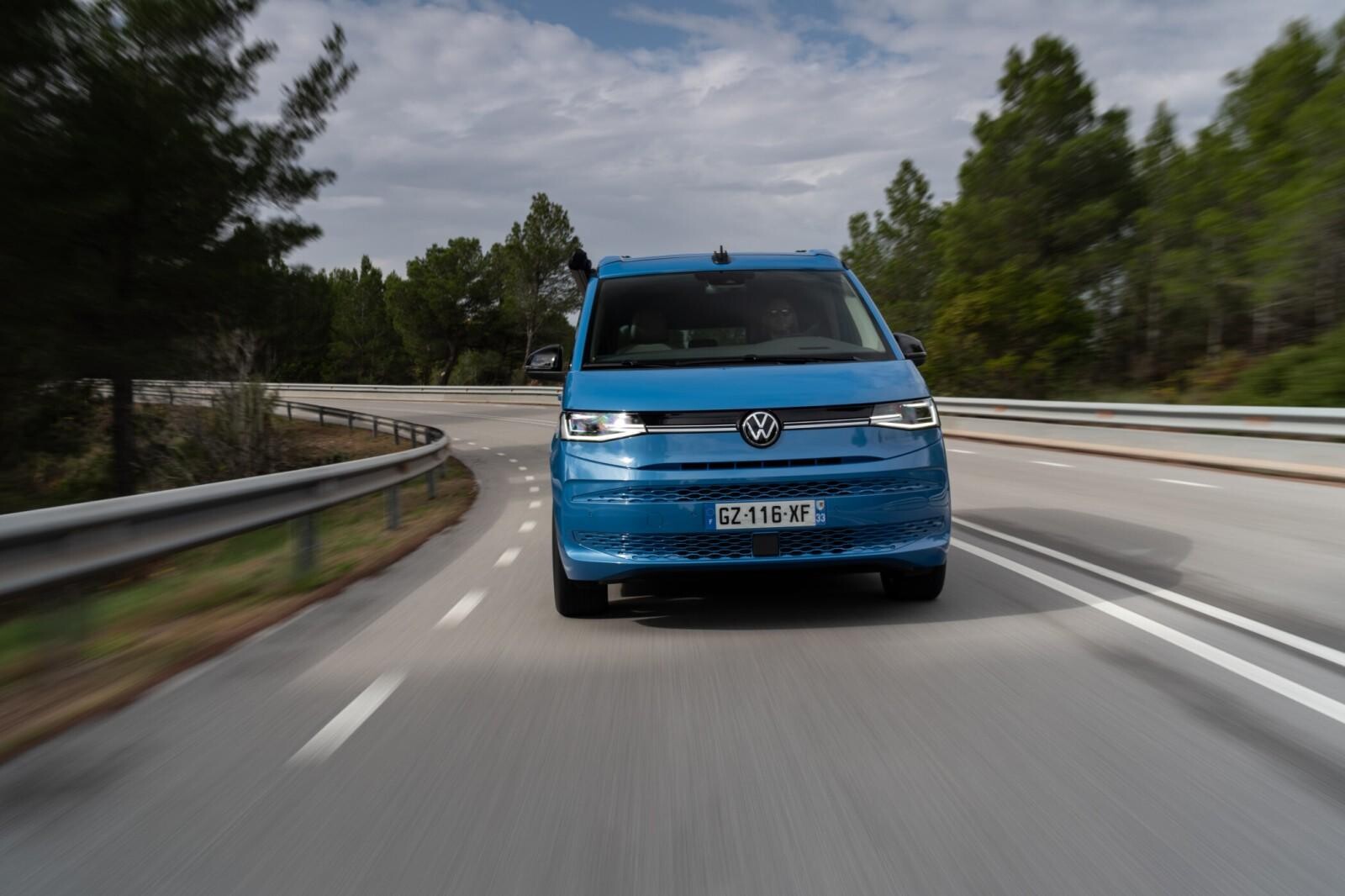 Dans la version Ocean, deux baguettes décoratives chromées relient les blocs optiques à l'avant.