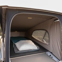 Du fait de sa largeur supérieure, le lit de mezzanine aura les faveurs des adultes. Il conserve ses deux aérations latérales avec moustiquaire et son ouverture zippée frontale.