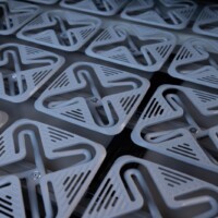 Le lit sous toit relevable est toujours doté d'un confortable sommier à plots.