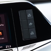 Dans sa version électro-hydraulique (option), le toit se déploie en une trentaine de secondes. On peut commander son ouverture/fermeture également depuis l'application connectée.