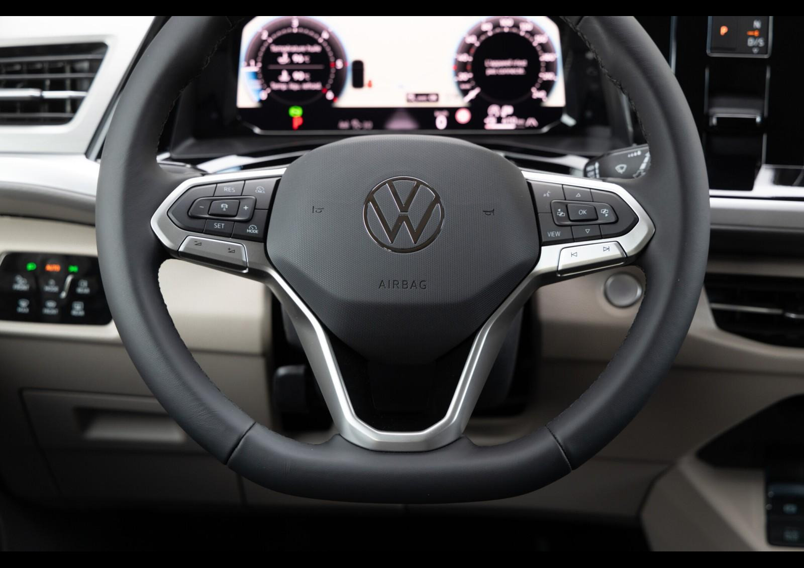 Parmi les options disponibles sur les trois versions du California (Beach Camper, Coast, Ocean), on retrouve le "Travel Assist", un mode qui permet de passer en conduite autonome de niveau 2, maintenant la vitesse et la trajectoire du véhicule.