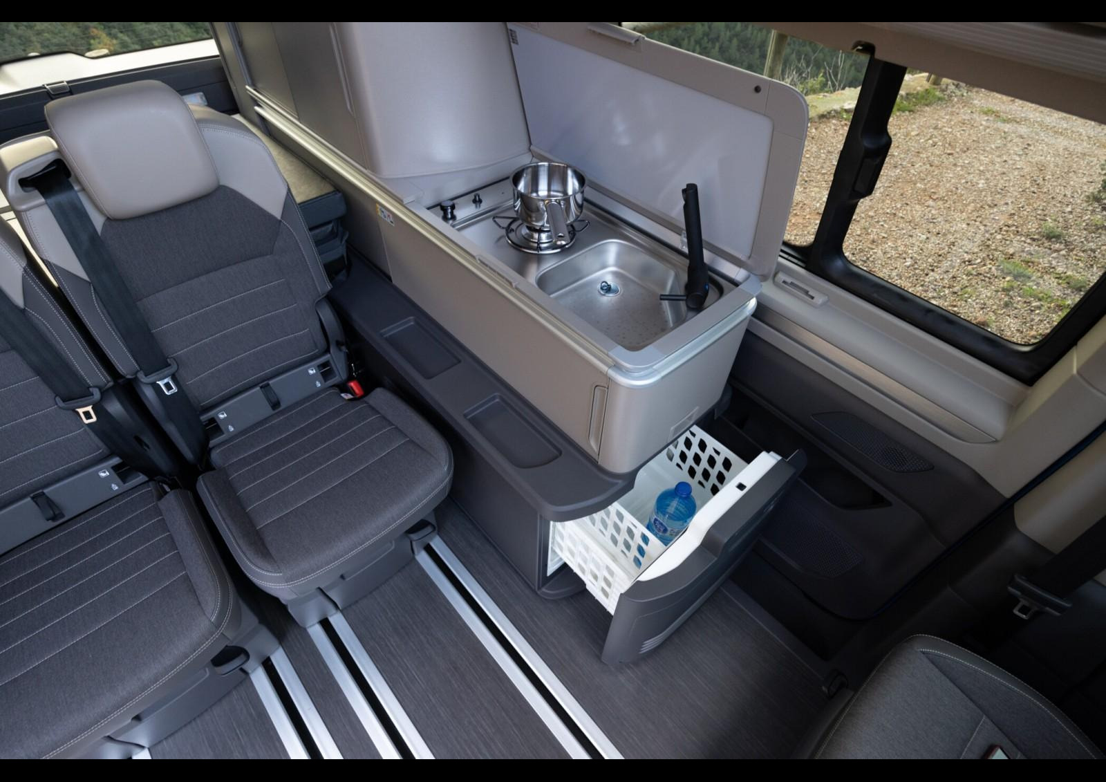 La réserve d’eau propre voit son volume baisser de 30 à 28 L et celle des eaux usées de 30 à 21 L. Des capacités proches d’un Ford Nugget (33 / 31 L) ou Mercedes Marco Polo (38 / 40 L), mais loin de certains modèles plus baroudeurs (Stylevan, JCG, Hanroad, Antilope Van, etc.).