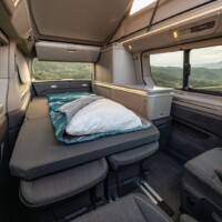 Lorsque son lit bas est déplié, le nouveau California gagne 30 cm d’espace de vie par rapport au T6.1.