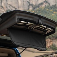 Les chaises de camping se rangent toujours dans l'épaisseur du hayon.