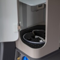 La douchette bénéficie d'un rangement dédié dans le grand placard arrière.