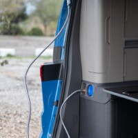 Toujours pas d'eau chaude au programme sur le California. La douchette servira davantage à se rincer les pieds ou à nettoyer du matériel.