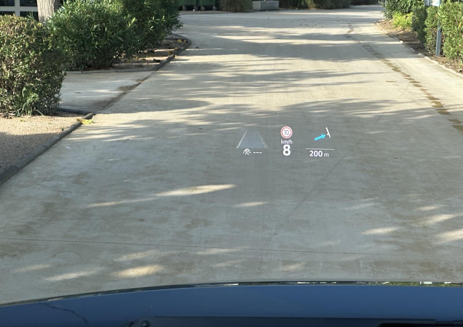 L'affichage tête haute reflète sur le pare-brise différentes informations du tableau de bord.