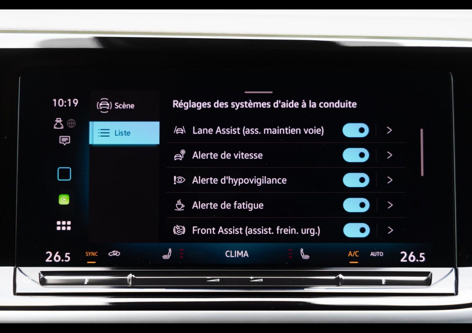 Depuis la console de bord, on active ou désactive les différents systèmes d'aides à la conduite.