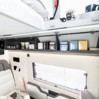 Des placards de pavillon s’étirent sur toute la longueur de la dinette. En revanche, il affichent une faible profondeur.