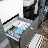 Exploitation pour le moins surprenante du meuble cuisine, où Mc Louis installe le coffre à gaz et ce tiroir supérieur.