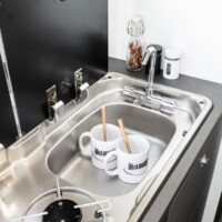 Un évier sous abattant avec col de cygne pliant.