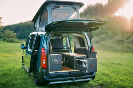 Vanderer One en version camping : toit et hayon ouverts, module salon et cuisine extérieure. © VANDERER GmbH, Simon Abele