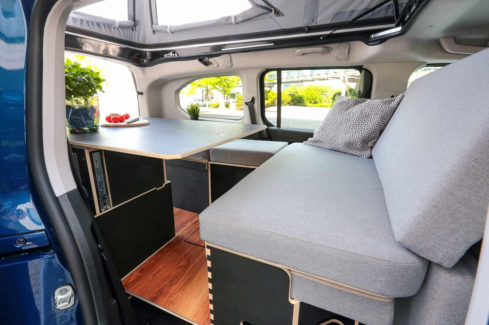 L'intérieur du Vanderer One avec la table coulissante déployée pour les repas. Photo © Uli Sonntag