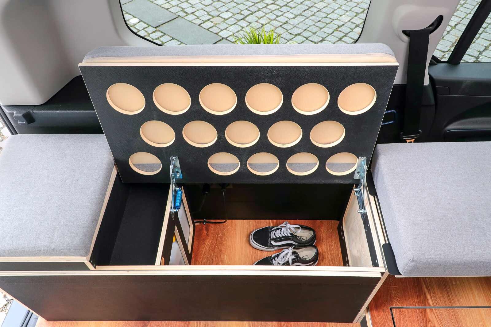 La banquette côté gauche héberge un évier et son couvercle cachés sous le premier coussin, ainsi qu'une zone de rangement. Photo © Uli Sonntag