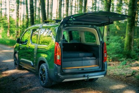 Vanderer Two et son discret module Couchages & Rangements dans le coffre © VANDERER GmbH, Simon Abele