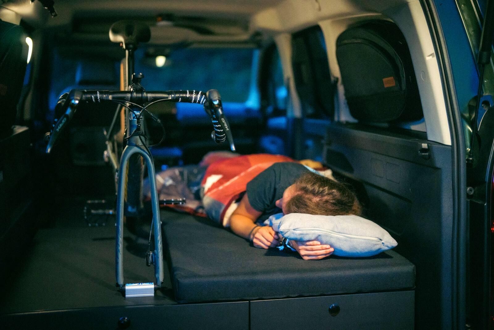 On peut composer le lit pour une seule personne si l'on souhaite transporter du matériel simultanément. © VANDERER GmbH, Simon Abele