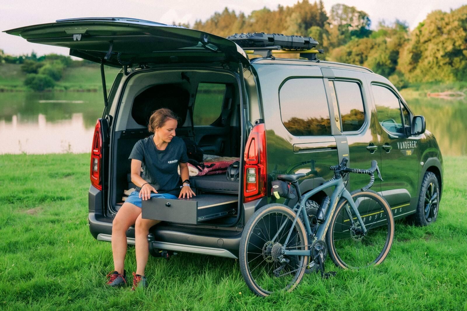 Le compact Vanderer Two sans toit relevable est idéal pour les couples ou en solo. © VANDERER GmbH, Simon Abele