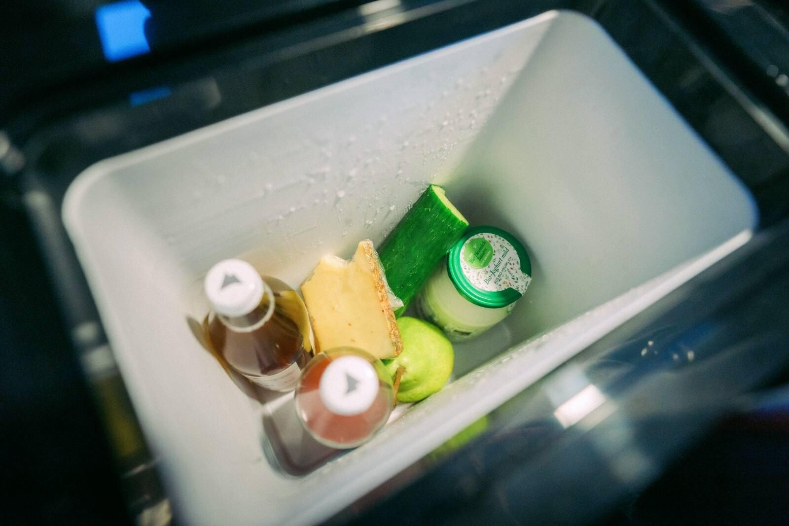 De série sur Vanderer Two, le petit frigo de 14 L remplace la console centrale à l'avant du Berlingo © VANDERER GmbH, Simon Abele