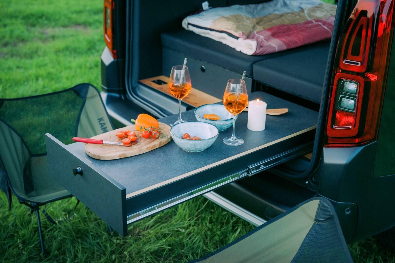 Le tiroir de droite dispose d'un plateau amovible qui fait office de plan de travail, table extérieure. © VANDERER GmbH, Simon Abele