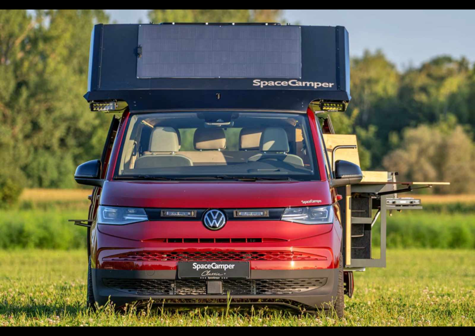 S’il transfigure la silhouette du Multivan et pose quelques questions d’homologation, ce toit SpaceCamper offre un beau volume pour dormir et ranger des affaires.